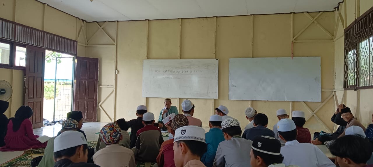 Sekretaris Umum MUI Barito Kuala Sampaikan Bahaya Narkoba dan Khamr di SMPN 1 Cerbon